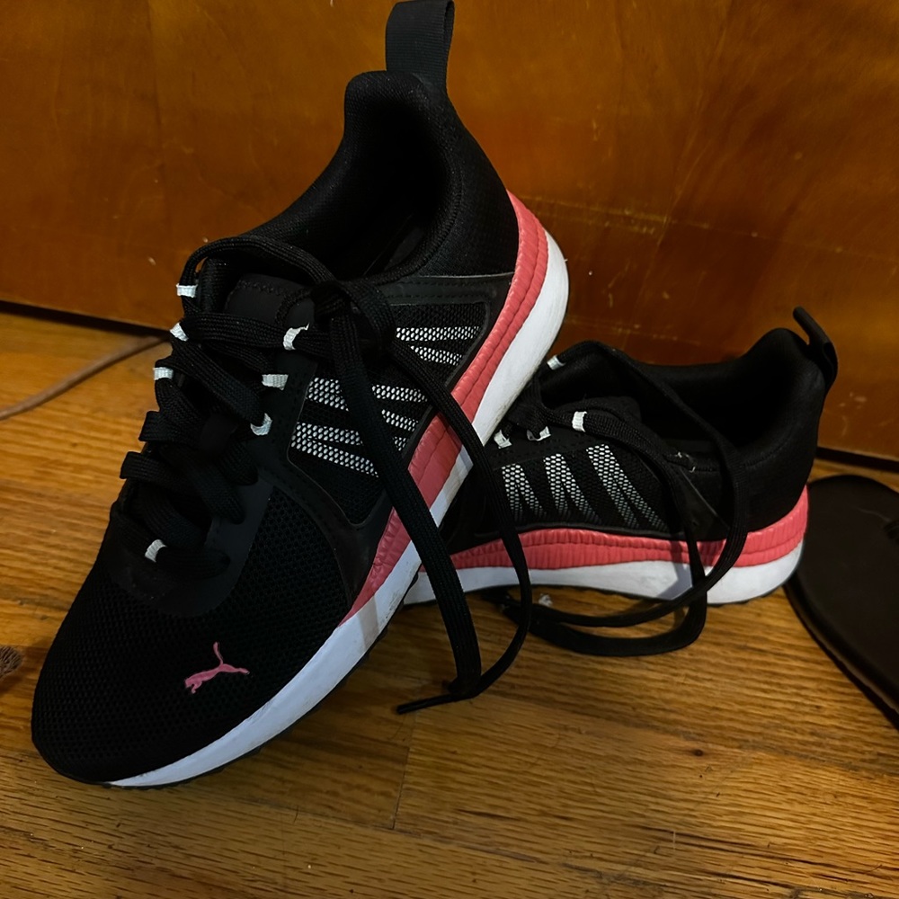 Women’s size 6 pumas